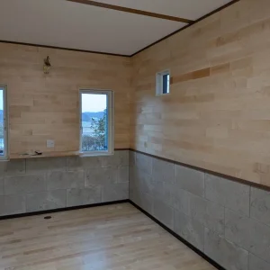 床・壁にメープルの材料を使用　腰壁部分はタイルを施工